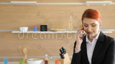 女商人从不专注地进入框架，专注地在电话上交谈，微笑着